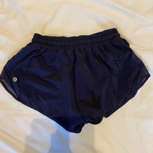 Lululemon 2.5  blue hottyhot short size 4!!